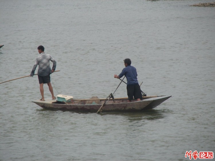 沂河中的捕鱼船